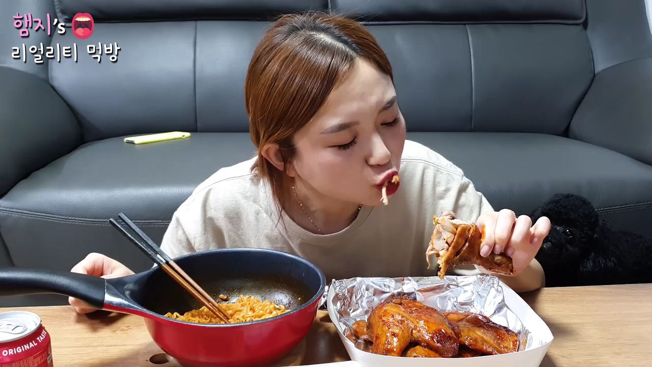 【Hamzy】韩国小姐姐真实吃播:)用BBQ牙买加鸡腿做鸡肉沙拉酱盖饭(ft.火鸡面)